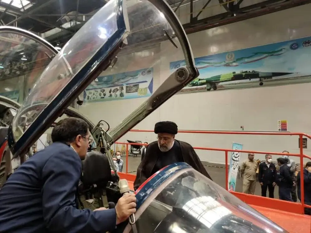 تصویر بازدید رئیسی از هواپیمای ایرانی