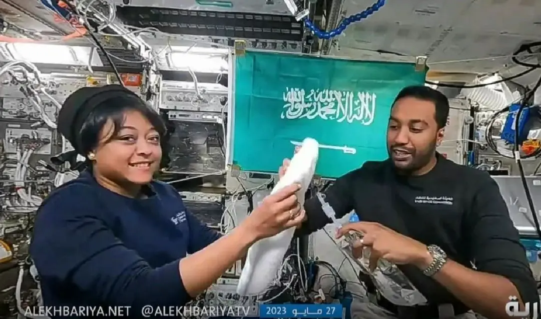 دو فضانورد عربستانی در فضا چگونه نماز می‌خوانند؟ + فیلم