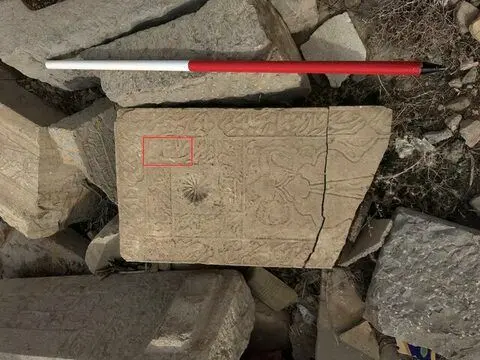 تصاویری غم انگیز از سنگ قبرهای تخریب شده در اصفهان