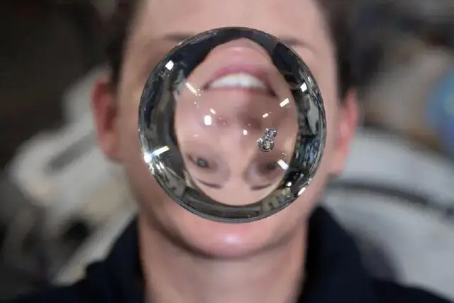 عکس فضانورد ناسا در یک حباب بدون وزن