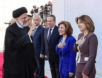 واکنش کیهان به انتقادات از خوش و بش کردن رئیسی با زنان بی حجاب: منتقدان نمی فهمند که رئیسی به زنان احترام گذاشت؟!