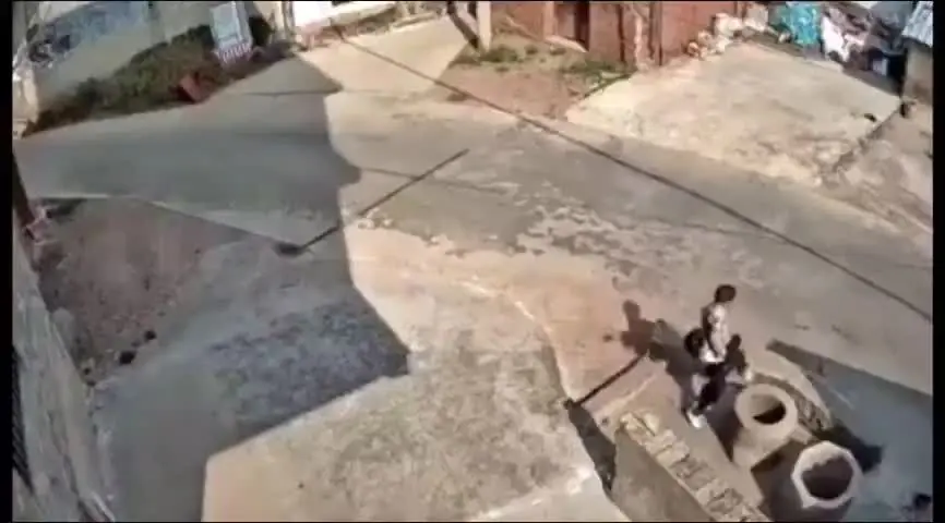 فیلم/ لحظه وحشتناک انداختن کودک به درون چاه توسط کودکی دیگر
