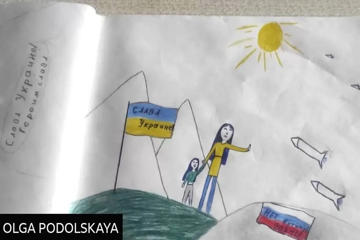 عکس/  دختر12ساله علیه جنگ روسیه-اوکراین نقاشی کشید؛ پلیس پدرش را زندانی کرد