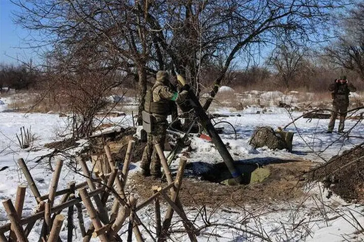 فیلم| علاقه و اصرار شدید یک سگ آبی به حضور در سنگر سرباز اوکراینی!

