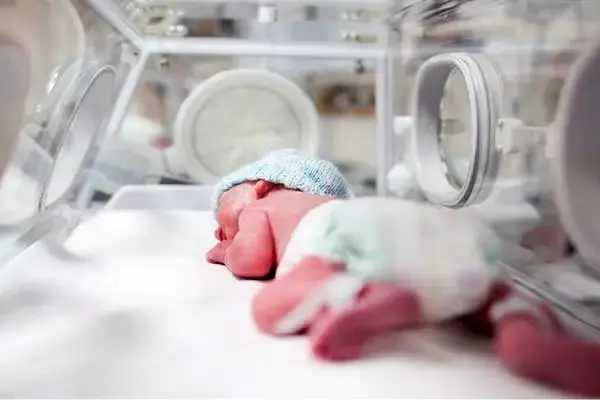 نوزاد ۴ کیلو و ۹۰۰ گرمی در بیمارستان ضیائیان تهران متولد شد!