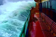 فیلم| برخورد وحشتناک امواج خروشان دریا با کشتی