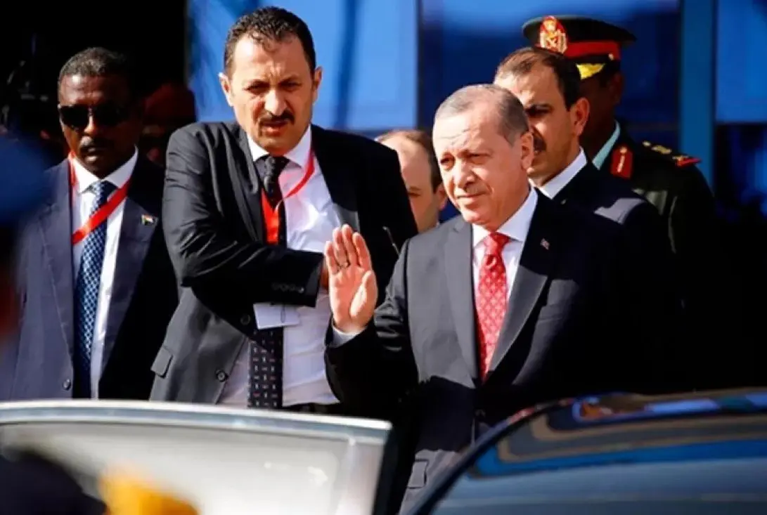 فیلم | وقتی اردوغان به محافظ خود هم اعتماد ندارد!