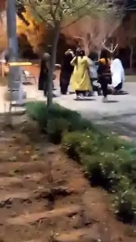 فیلم | درگیری عجیب چند دختر بی‌حجاب با خانم محجبه در یک پارک در قم 
