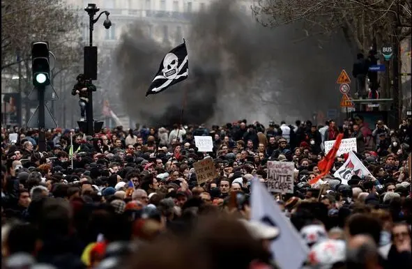 اعتراضات مردم در پاریس به صحنه جنگ تبدیل شد