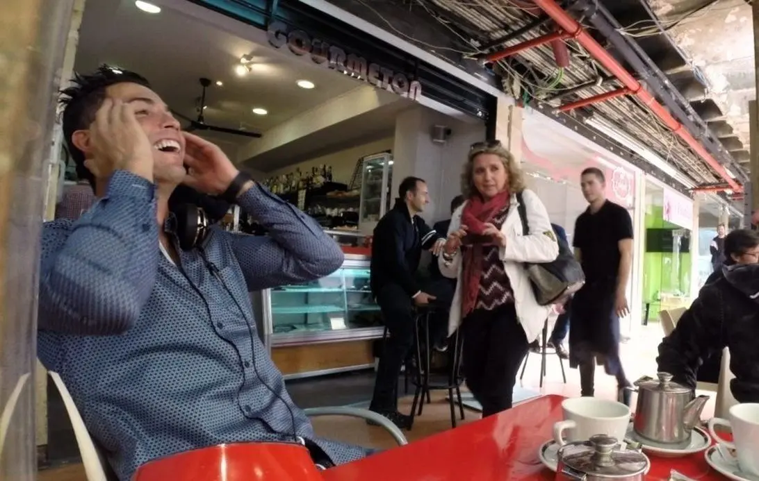 فیلم| رونالدو در یک کافه با همه عکس گرفت و شوخی کرد