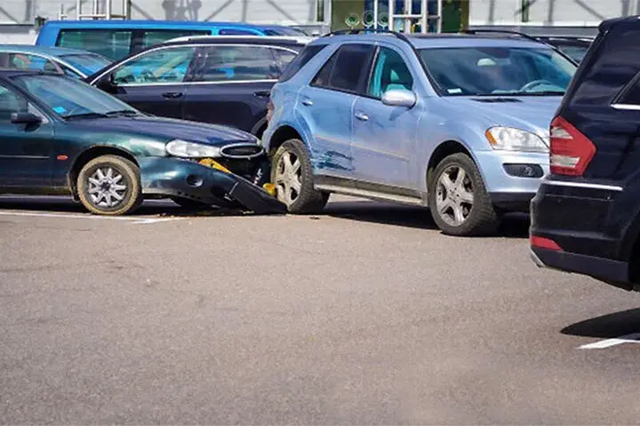 فیلم| شوکه شدن زن از اشتباه خطرناک و خسارت‌بار یک راننده در پارکنیگ!