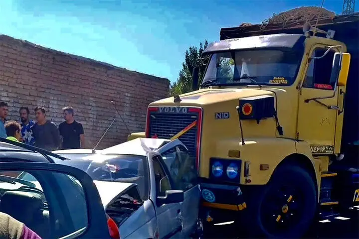فیلم| یک کامیون در تبریز اینگونه ۷ خودروی سواری را به هم دوخت!