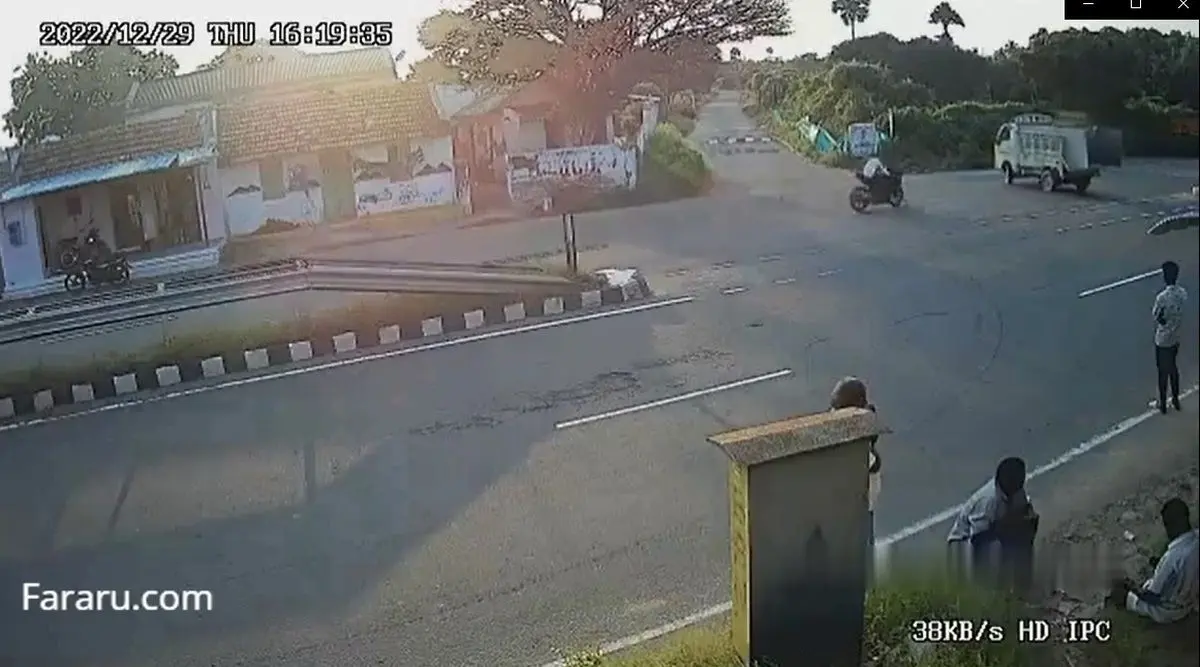 ویدئو | برخورد شدید موتورسوار با یک کامیون