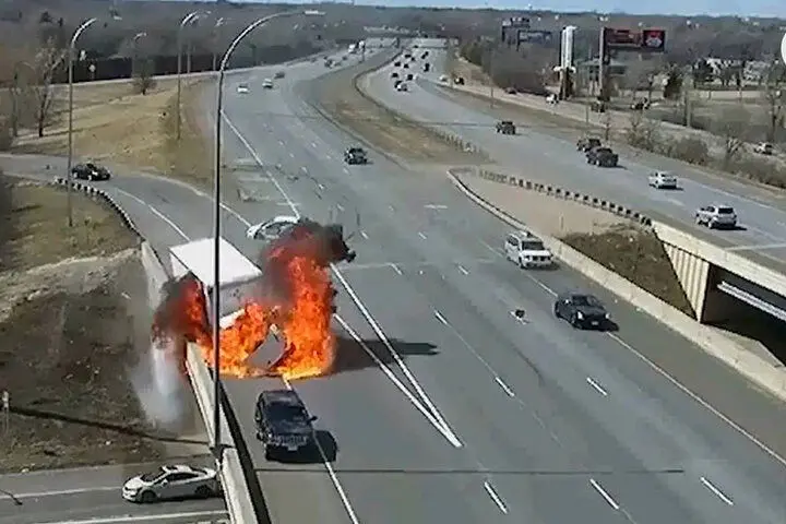 فیلم | لحظه انحراف سواری و آتش گرفتن ناگهانی کامیون پس از برخورد به دیواره پل!