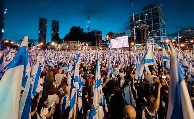 فیلم| زیرگرفتن مخالفین نتانیاهو با خودرو در تل‌آویو