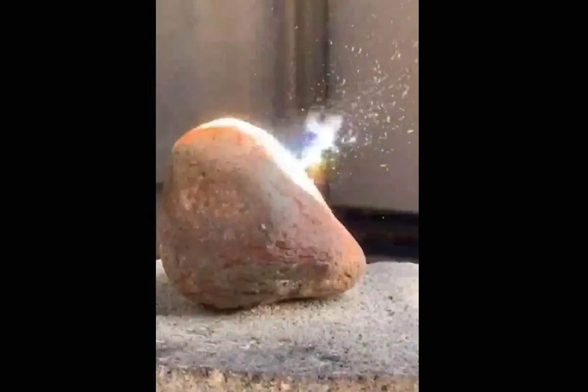 ویدئو| لحظه ذوب شدن یک سنگ با نور خورشید!