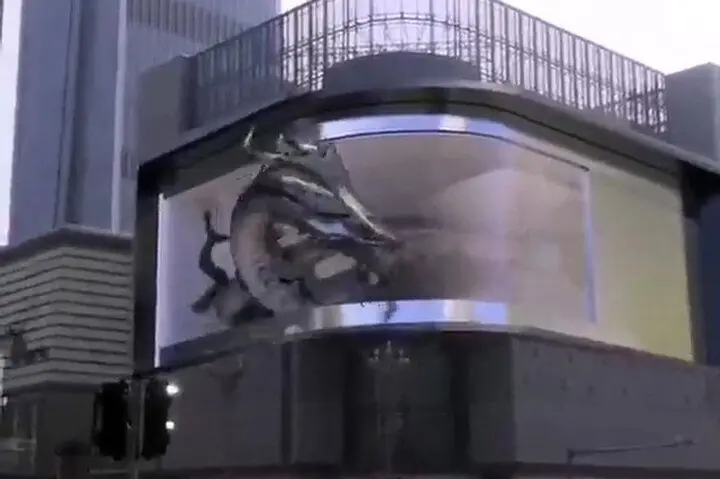 فیلم| ترسناک‌ترین تبلیغات سه بعدی روی بیلبورد وسط خیابان
