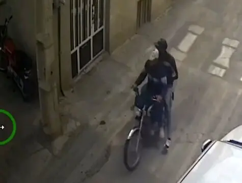 تصاویر لحظه سرقت موتورسیکلت در همدان/ چهره سارق کاملا مشخص است