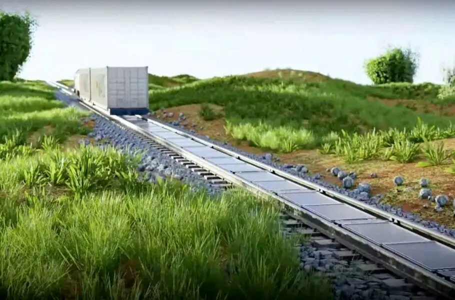برای اولین‌بار در جهان: تولید برق با قرادادن پنل‌های خورشیدی بین ریل‌های قطار