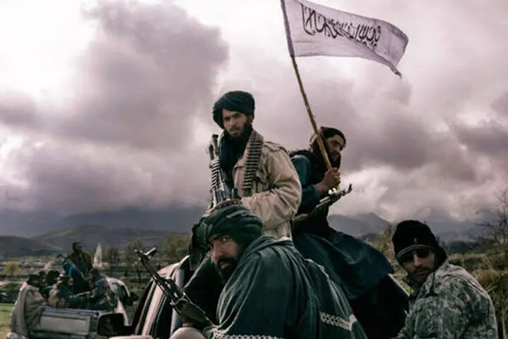فیلمی از جلوگیری طالبان از ساخت استحکام‌های مرزی توسط نیروهای ایرانی