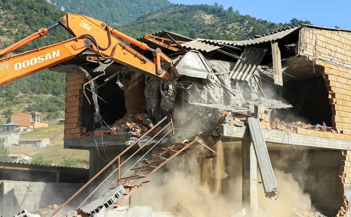 تخریب ساختمان‌های غیرمجاز در روستای زیارت +عکس