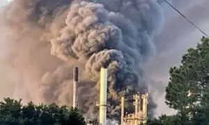 فیلم| آتش سوزی در مجتمع تولید مواد شیمیایی در آمریکا