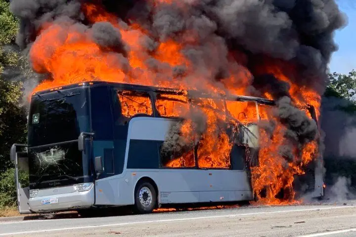 فیلم| لحظه هولناک آتش گرفتن اتوبوس در حال حرکت!