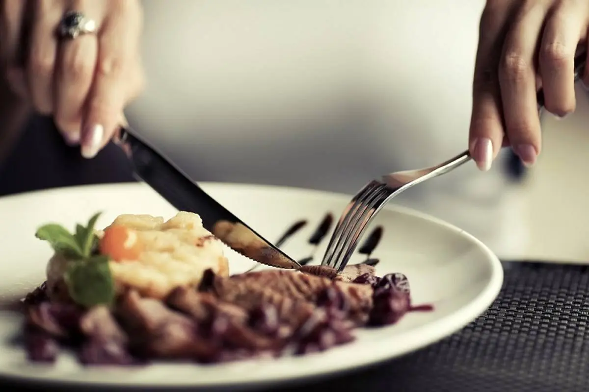 آداب غذا خوردن در مهمانی‌ چه فرقی با غذاخوردن در خانه دارد؟