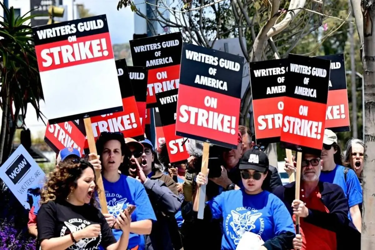 اعتصاب در هالیوود؛ نویسندگان از هوش مصنوعی می‌ ترسند