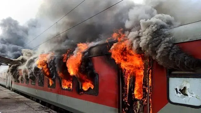 مردی در هند، مسافرانِ یک قطار را به آتش کشید!
