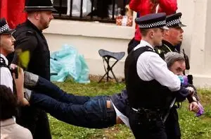 فیلم| دستگیری ۵۲ نفر از معترضان به مراسم تاج گذاری