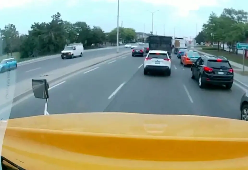 فیلم | اتوبوس ترمز بریده خودروها را شخم زد!