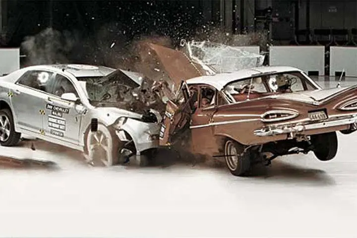 فیلم| خرد شدن عجیب خودروی مدل جدید کره‌ای در تصادف با خودروی قدیمی آمریکایی!