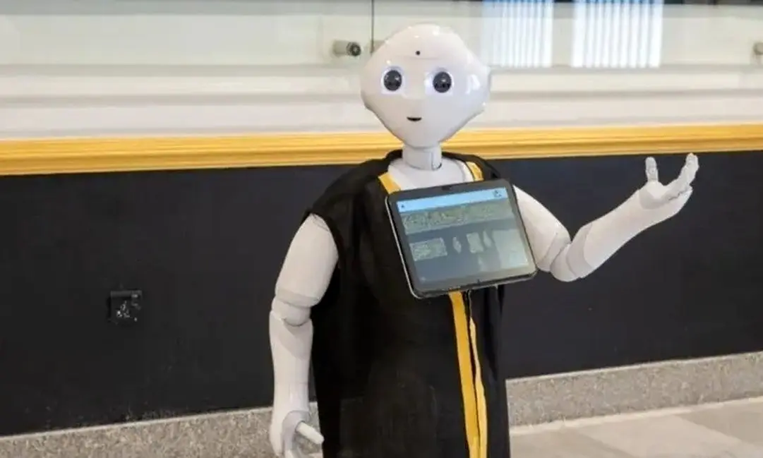 فیلم| استقبال یک ربات از زائران خانه خدا