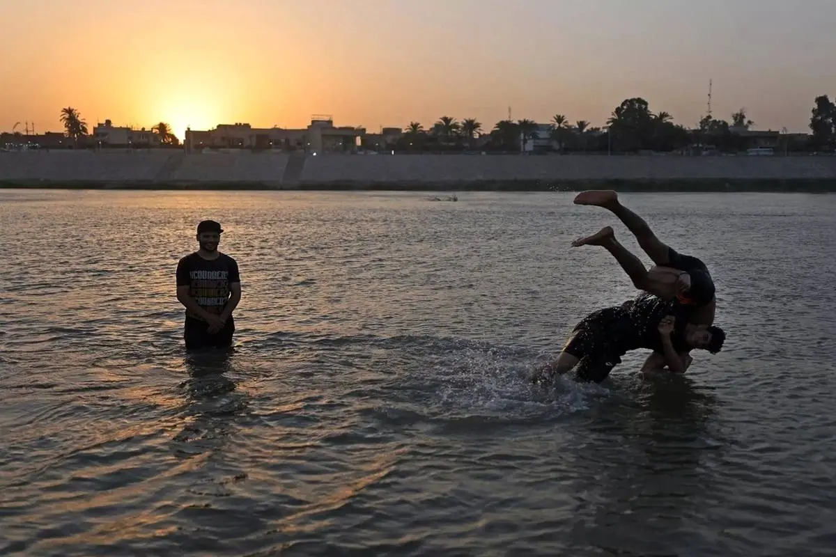 دجله تنها پناهگاه عراقی‌ها در مقابل گرمای سوزان! + فیلم
