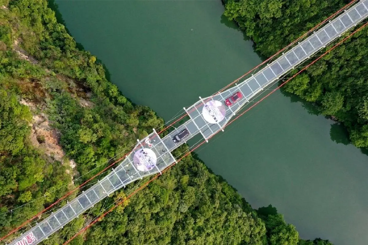 فیلم| مرتفع‌ترین پل معلق شیشه‌ای جهان در چین