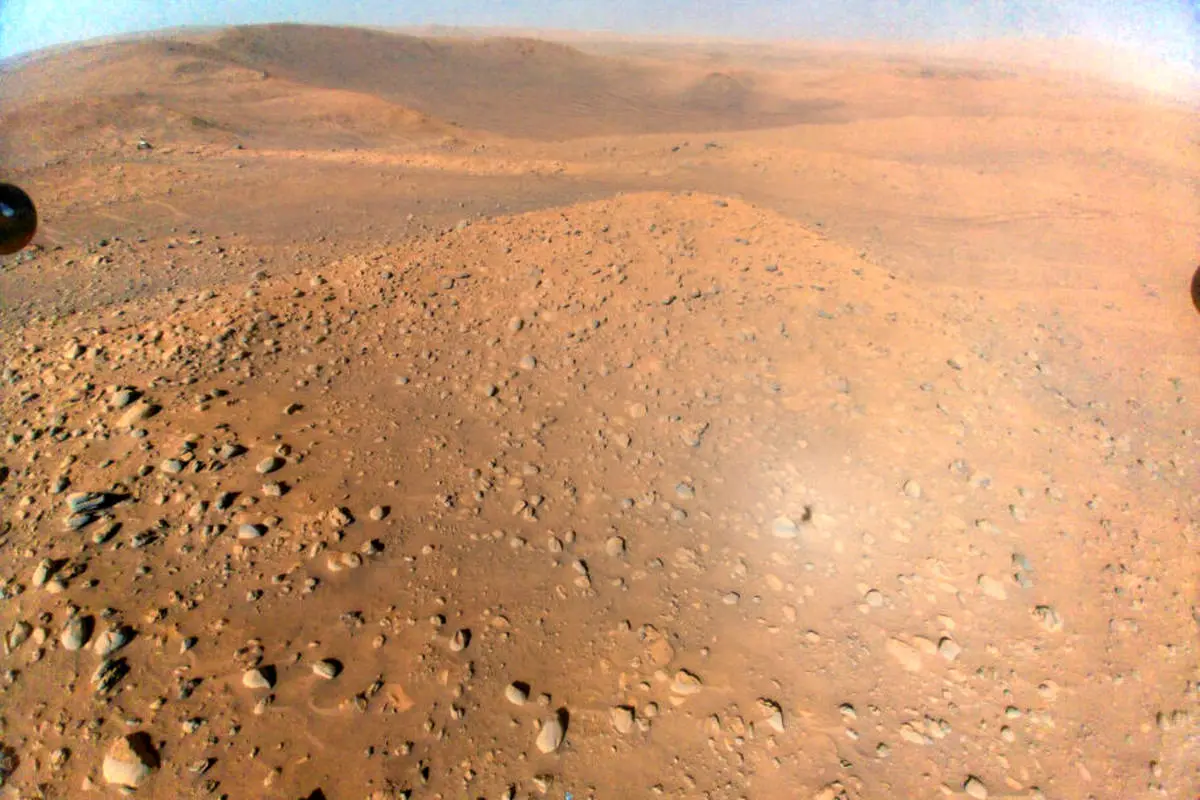 انتشار تصویری باورنکردنی از مریخ با آسمان آبی توسط هلیکوپتر نبوغ ناسا