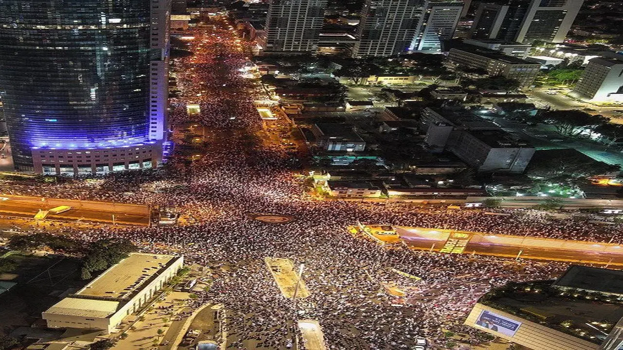 تظاهرات ۱۰۰ هزار نفری در تل آویو علیه نتانیاهو + تصاویر