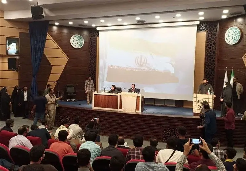 سخنگوی دولت: علی کریمی مشکلی برای بازگشت به کشور ندارد