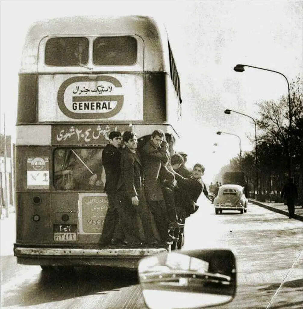 50سال پیش، مردم تهران به اتوبوس آویزان می شدند/عکس