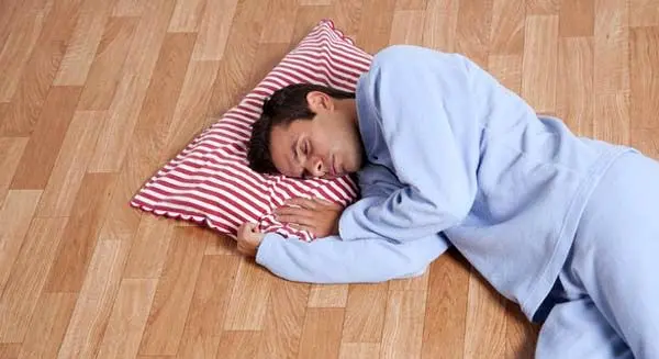 خوابیدن روی زمین بهتر است یا روی تخت؟
