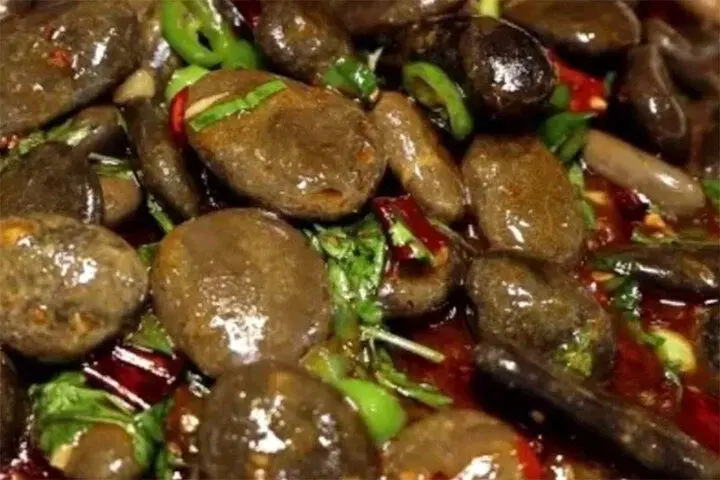 غذای مورد علاقه جدید چینی‌ها: لیس زدن سنگ‌های سرخ‌شده در ماهیتابه!