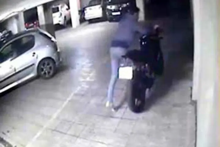 فیلم| سرقت باورنکردنی یک موتورسیکلت از پارکینگ مجتمع مسکونی توسط دو سارق