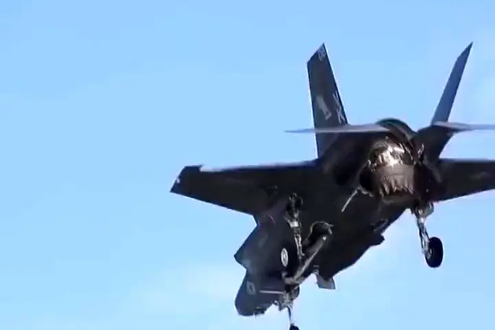 فیلم| لحظه فرود عمودی جت جنگنده F-35B لاکهید مارتین