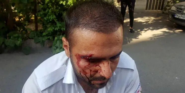 اورژانس تهران: یک نیروی ما توسط یک پسر جوان مجروح شد / پسر جوان از محل متواری شد / بهانه پسر این بود که چرا آمبولانس بدون پلاک است

