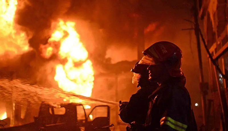 ببینید/ آتش‌سوزی مرگبار در کارخانه‌ای در شهرک شهید سلیمی آذرشهر