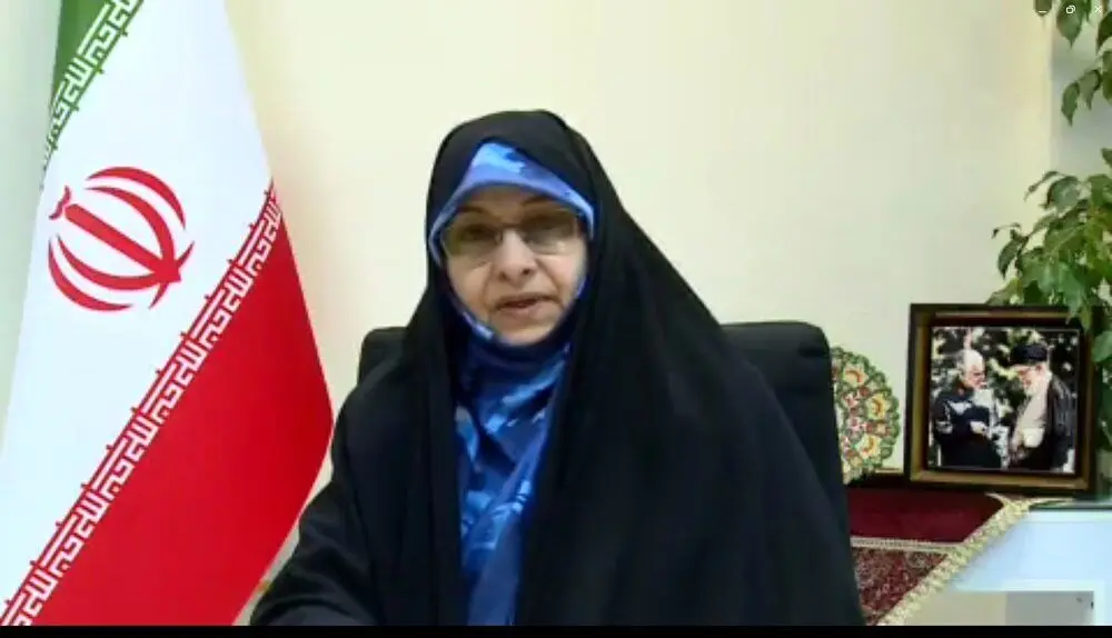 حذف تصویر امام خمینی در صحنه سخنرانی انسیه خزعلی