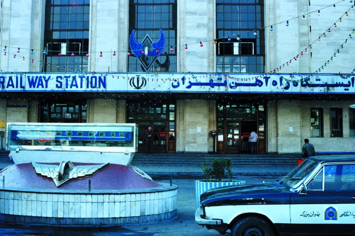 از ساعت‌های جاسوس ایستگاه راه‌آهن تهران چه می‌دانید؟/  چگونه روس‌ها ۱۱ تن طلا را بالا کشیدند!