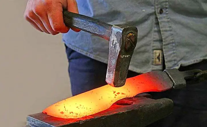فیلم| مراحل جذاب ساخت یک چاقو از فولادِ گداخته