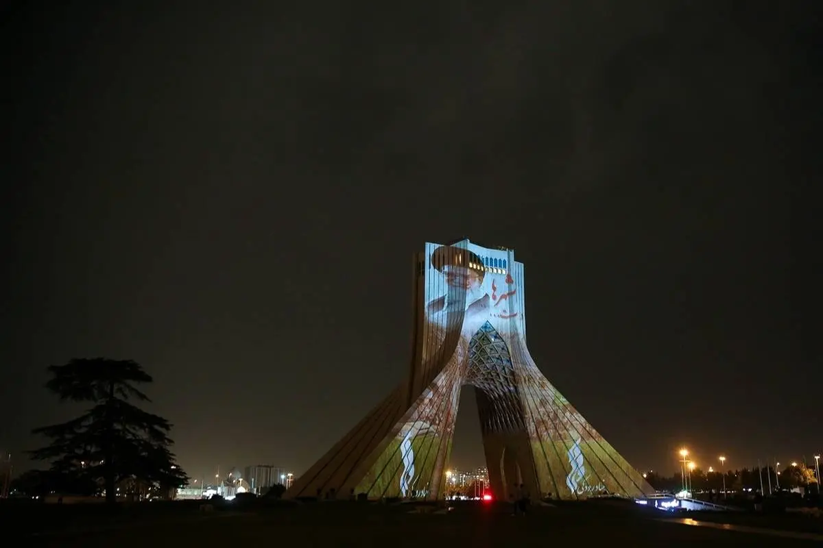 تصاویر| نورپردازی برج آزادی در سالروز آزادسازی خرمشهر